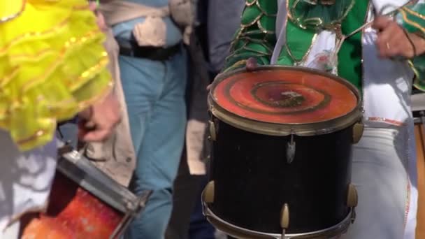 Een groep drummers die ritmische muziek spelen tijdens de parade op het carnaval. Gekleed in kleurrijke traditionele kostuums. — Stockvideo