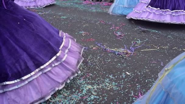 Una celebración tradicional de diversión y baile, el carnaval, las mujeres que participan en el carnaval caminan por las calles, vestidas con coloridos vestidos azules y girando. Primer plano — Vídeo de stock