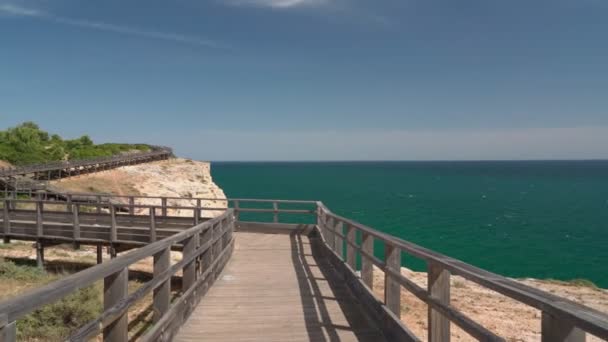 Magnifique vue sur la côte portugaise de Carvoeiro en été, en marchant le long des sentiers en bois. Surplombant la mer bleue. Tir en mouvement avec un stabilisateur. — Video