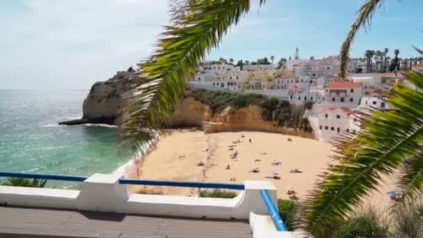 Schöne Aussicht auf den portugiesischen Strand von Carvoeiro im Sommer mit klarem Meer und sonnenbadenden Touristen. Schießen mit einem Stabilisator. — Stockvideo
