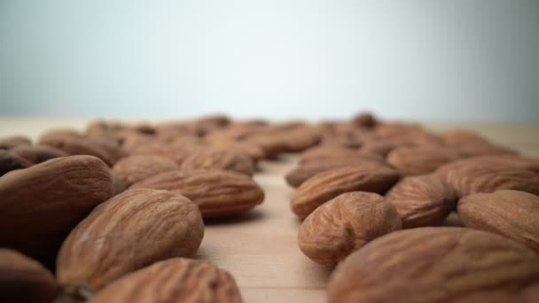 Macro extrema, movimiento de fondo de granos de almendras, para vegetarianos y alimentos nutritivos. Biológicamente puro. — Vídeo de stock