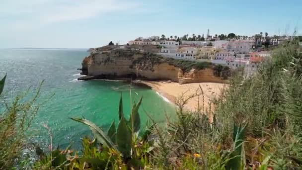 Beautiful view of the Portuguese Carvoeiro beach in summer with clear sea and sunbathing tourists. Shooting in motion with a stabilizer. — Stock Video