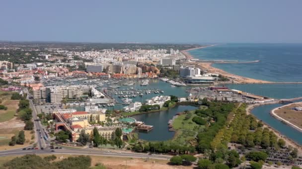 Vídeo aéreo de la turística ciudad portuguesa de Vilamoura, con vistas a las playas y muelles para yates de lujo, hoteles y restaurantes. Portugal, Algarve. — Vídeos de Stock