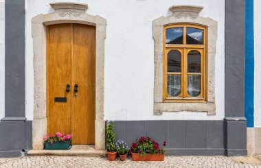 Eski geleneksel Portekizce sokak görünümü. Pencere, kapı vintage.