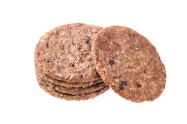 Bir yığın halinde birkaç yulaf ezmeli kurabiye. Beyaz bir arka plan üzerinde.