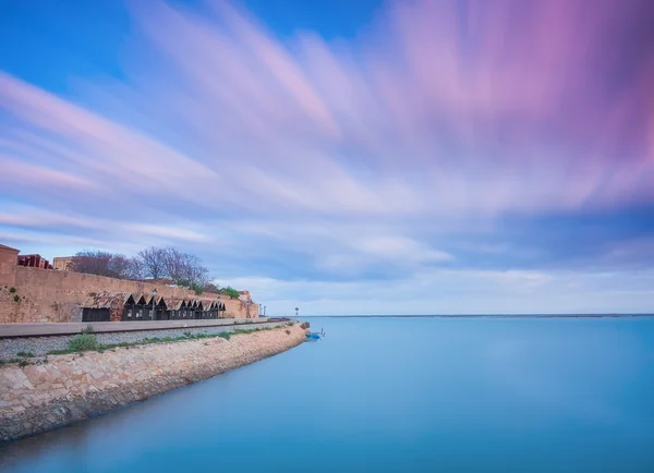 Landskap av den gamla staden Faro i Portugal. Med rörliga sky. — Stockfoto