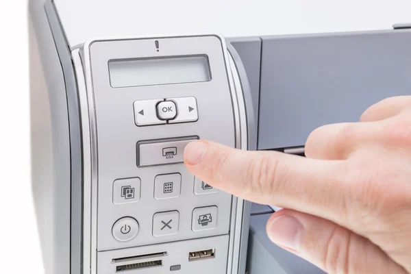 Empleado de oficina presiona el botón de la impresora. Close-up. — Foto de Stock