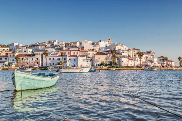 Alten Meer Stadt von Ferragudo. Mit dem Boot im Vordergrund. — Stockfoto