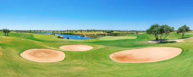 Güzellikler golf sahası. Yaz turist.