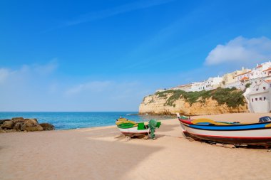 Carvoeiro şehir deniz balıkçı tekneleri ile manzara. Portekiz.