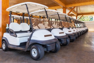 Golf arabası park. Birçok üst üste.