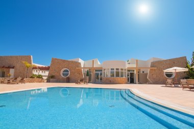 Otel bir Yüzme Havuzu kompleksi. Bir tatil için bir tatil.