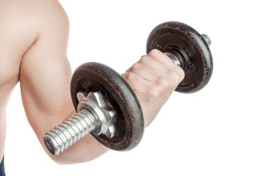 Bir dumbbell ile sağlıklı genç adam. Pazı yapıyor.