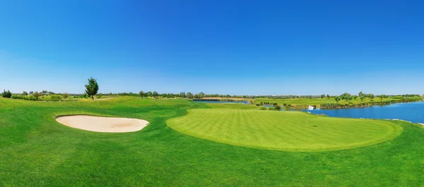 Herbe luxuriante du parcours de golf panorama. Sur le lac. — Photo