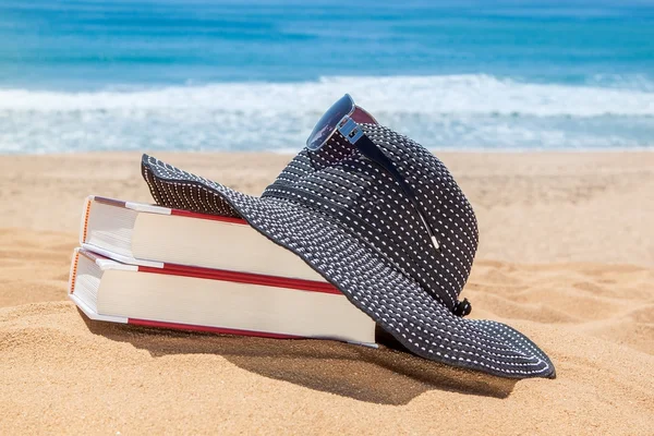 Panama na knihy pro čtení na pláži. Sluneční brýle pro ochranu. — Stock fotografie