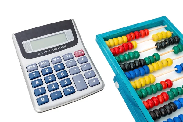 Comptable de fournitures, la calculatrice et le boulier. Sur un fond blanc. — Photo