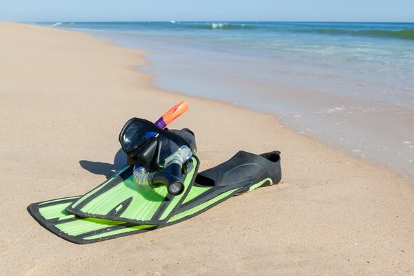 Aletas, tubo respirador, máscara para buceo. En la playa del mar. — Foto de Stock