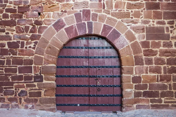 Antika dörrar, grindar portugisiska slott. Silves. — Stockfoto