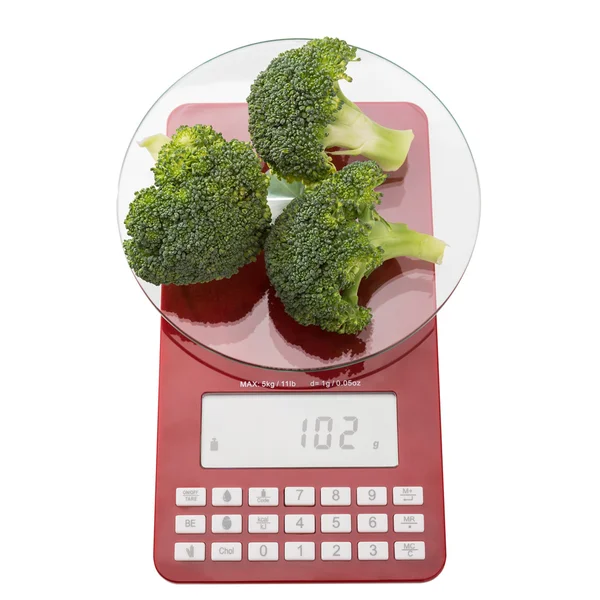 Balances de cuisine et vert brocoli frais. Sur un fond blanc. — Photo