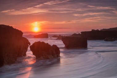 Güzel deniz günbatımı dalgalar. Sandy beach.