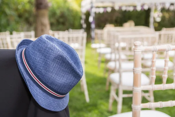 Cappello da uomo dopo la cerimonia di nozze. Sulla giacca. — Foto Stock