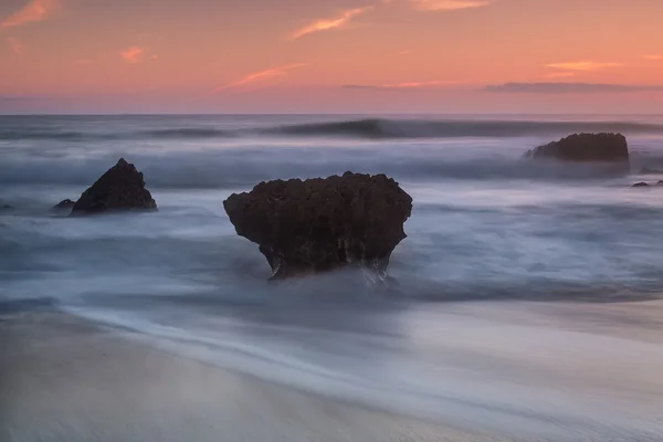 Ondas borrosas marino espectacular. Piedras durante el atardecer. — Foto de Stock