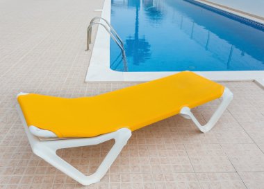 Havuz kenarında rahatlamak için tembel. Turistler için.