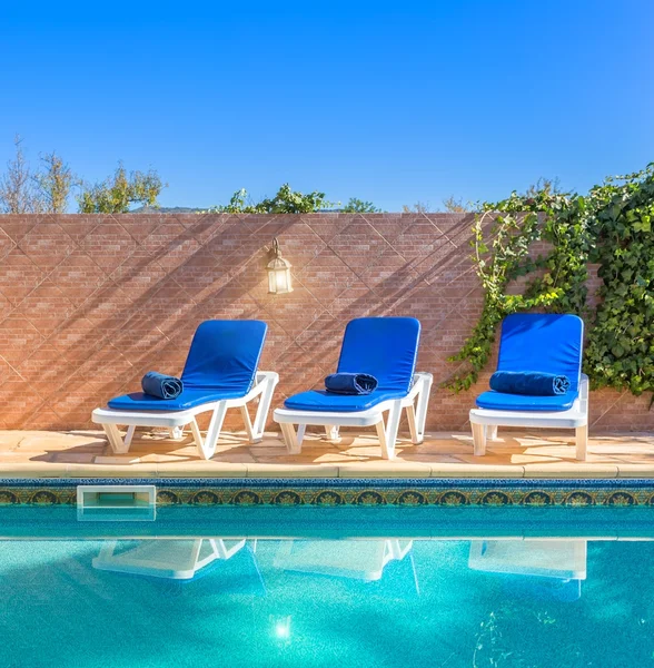 Tumbonas en la piscina. Para los viajeros de ocio. — Foto de Stock