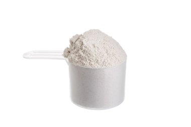 Ölçme kaşık süt peynir altı suyu proteini için. Beyaz bir arka plan üzerinde.