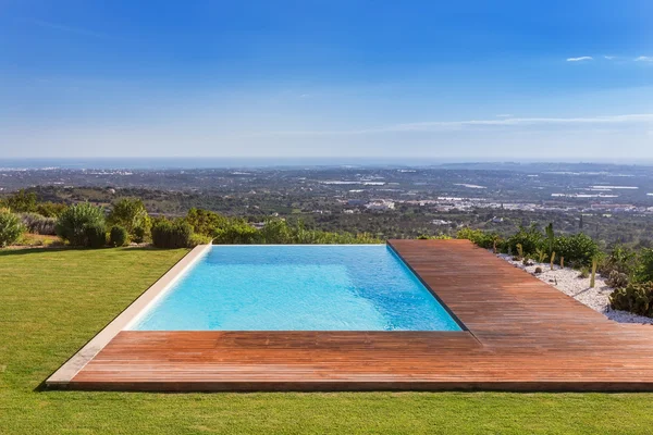 豪华游泳池在风景秀丽的背景上。海景房. — 图库照片