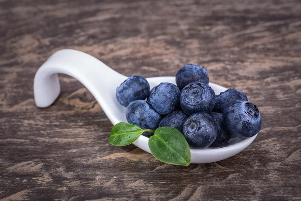 Fruta de arándano antioxidante dietético. En una cuchara de cerámica. — Foto de Stock