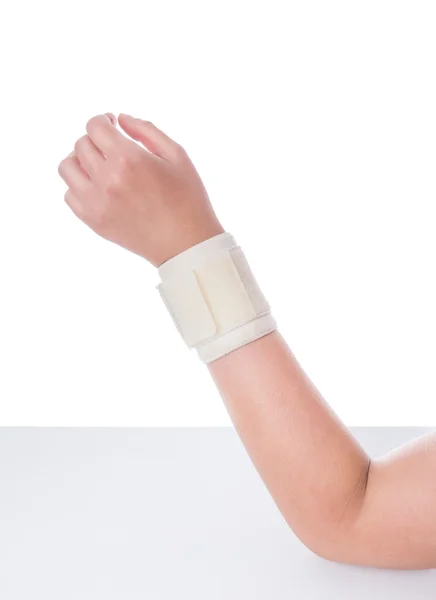 Beschädigte Handgelenk. Orthopädische Bandage wird eingeführt. — Stockfoto