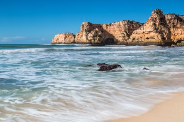 Yaz plaj temiz su ile. Albufeira, Portekiz.