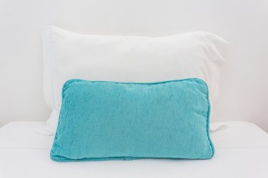 Yatakta iki yastık. Uyumak için.