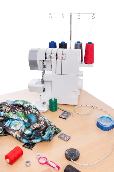 Máquina de coser sobre la mesa. Accesorios de costura. —  Fotos de Stock