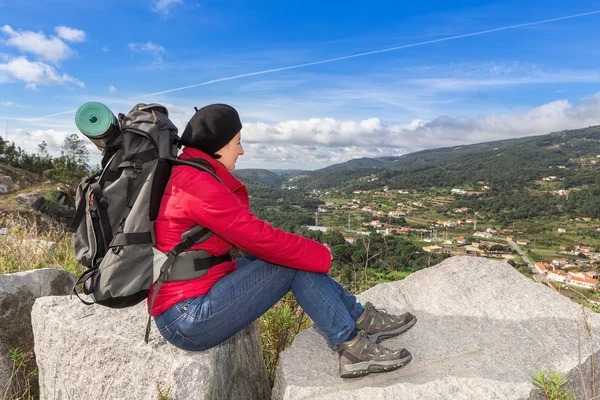 Viaggiatore della donna con un riposo di zaino. Vista del paesaggio. — Foto Stock
