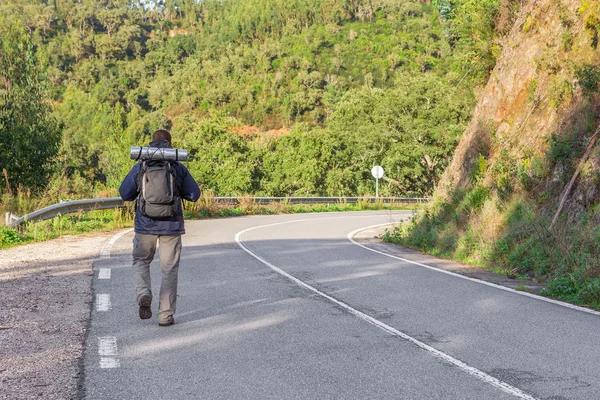 スポーツ男のキャンプに行きます。高速道路. — ストック写真