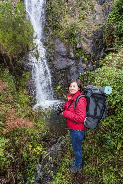 Cascata di fotografie turistiche ragazza. Monchique Portogallo, Chilrao. — Foto Stock