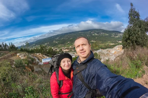 Giovane famiglia escursioni in montagna. Con uno zaino in Portogallo Monchique. — Foto Stock