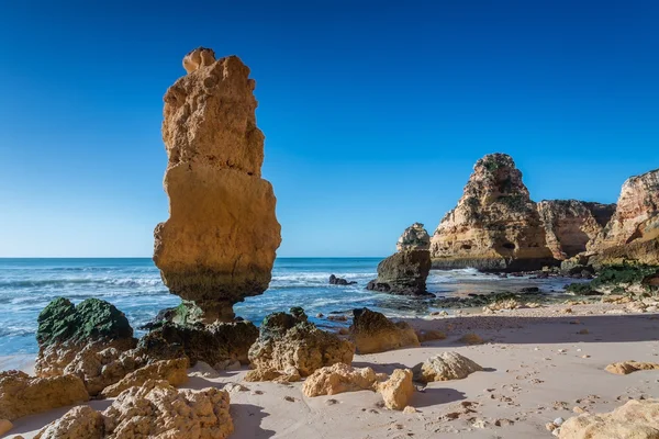 Özgün taş dağ sahilde. Albufeira, Portekiz.