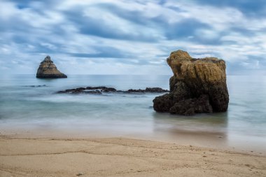 Dalgalar bulanık dramatik deniz manzarası. Algarve, Portekiz.