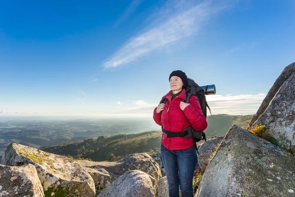 La ragazza in montagne in autunno in un'escursione. — Foto Stock