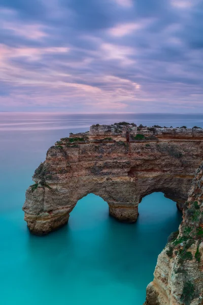 Arco di delizioso paesaggio marino al tramonto. Spiaggia di Marinha. — Foto Stock