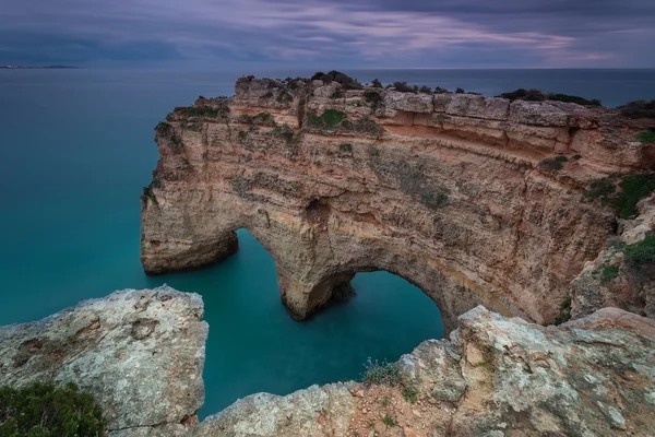 Tvaru srdce v námořní krajina. Pobřeží Portugalska. — Stock fotografie