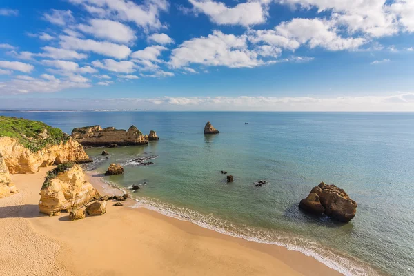 Krásná písečná pláž. Pobřeží Portugalska Algarve, Lagos. — Stock fotografie