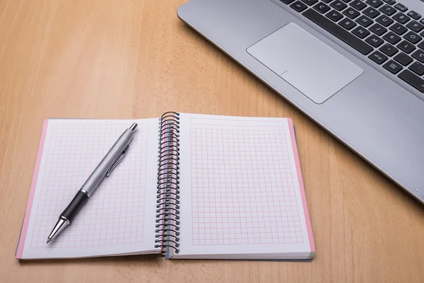 Ordenador portátil en el escritorio en la oficina. Blocs de notas, primer plano. —  Fotos de Stock