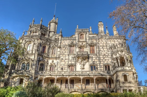 Vue de face d'un ancien château Regaleira. Portugal, Sintra. — Photo