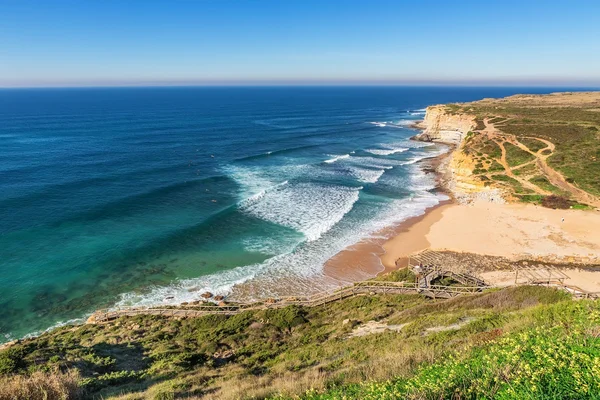 Zeegezicht Ericeira Portugal. Van surfers in het water. — Stockfoto