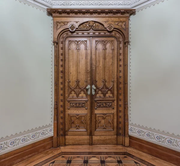 Antika ahşap kapı. Yüzyılın ortalarına. — Stok fotoğraf