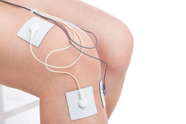 Electrostimulator massager treats knee trauma. Sports injuries. — Stock Photo, Image
